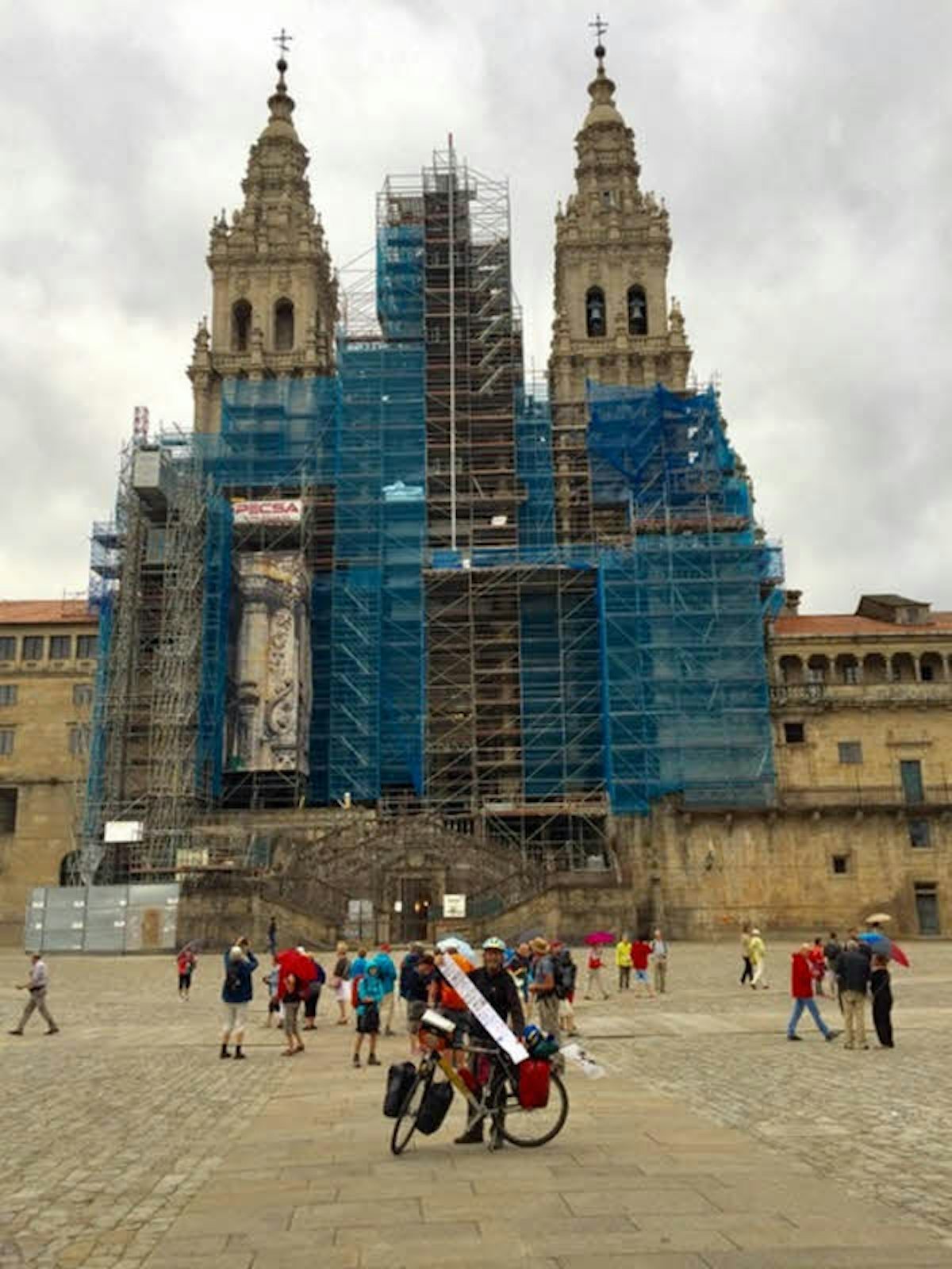 Hans Körner vor der Kathedrale von Santiago