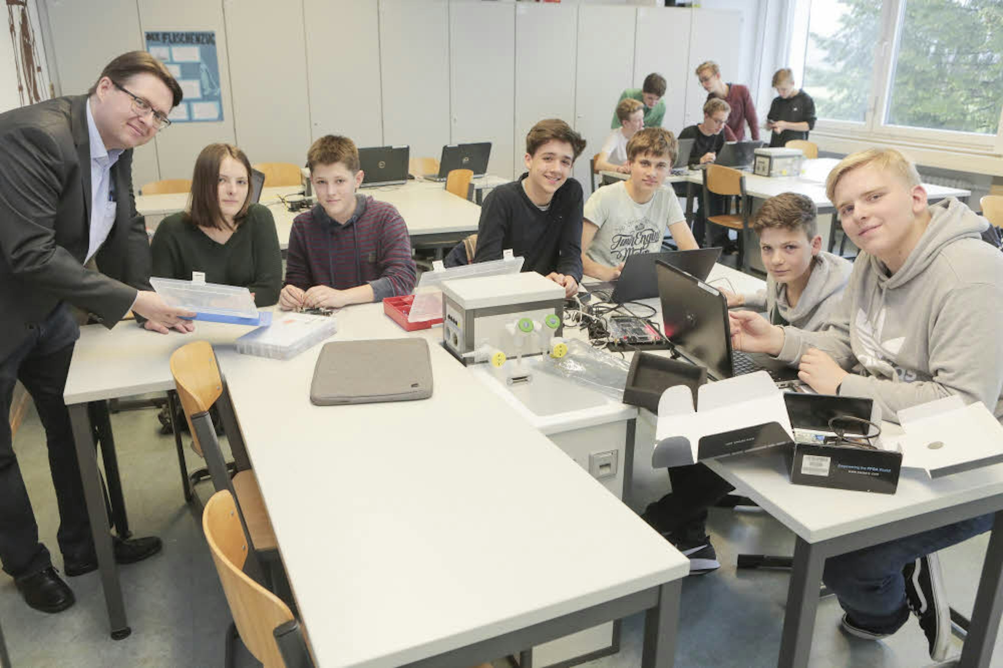 In der Mint-AG des Gymnasiums arbeiten die Schüler, unterstützt von Lehrer Thomas Hillebrand (l.) weiter an ihren Projekten.