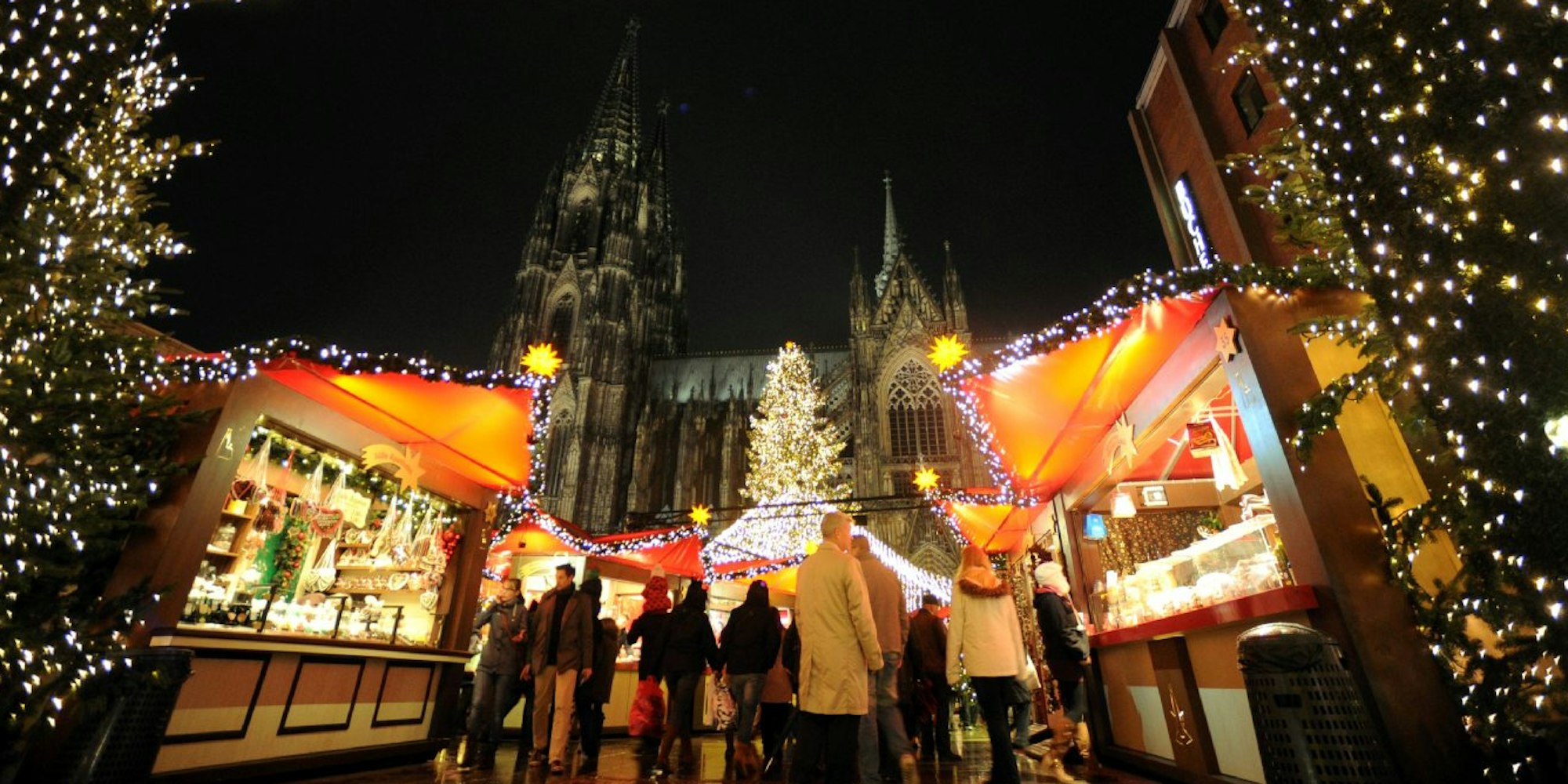 Der Weihnachtsmarkt auf dem Roncalliplatz am Dom.