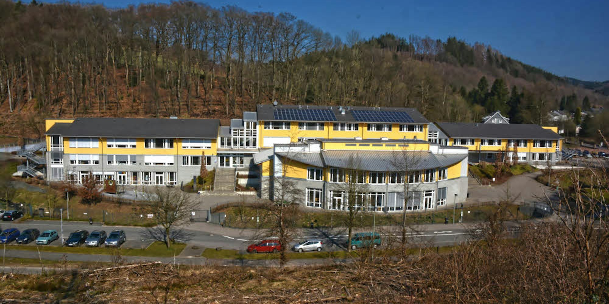 Das Schulzentrum Walbach in Ründeroth beherbergt neben der Sekundarschule Engelskirchen auch die Gemeinschaftsgrundschule Ründeroth.