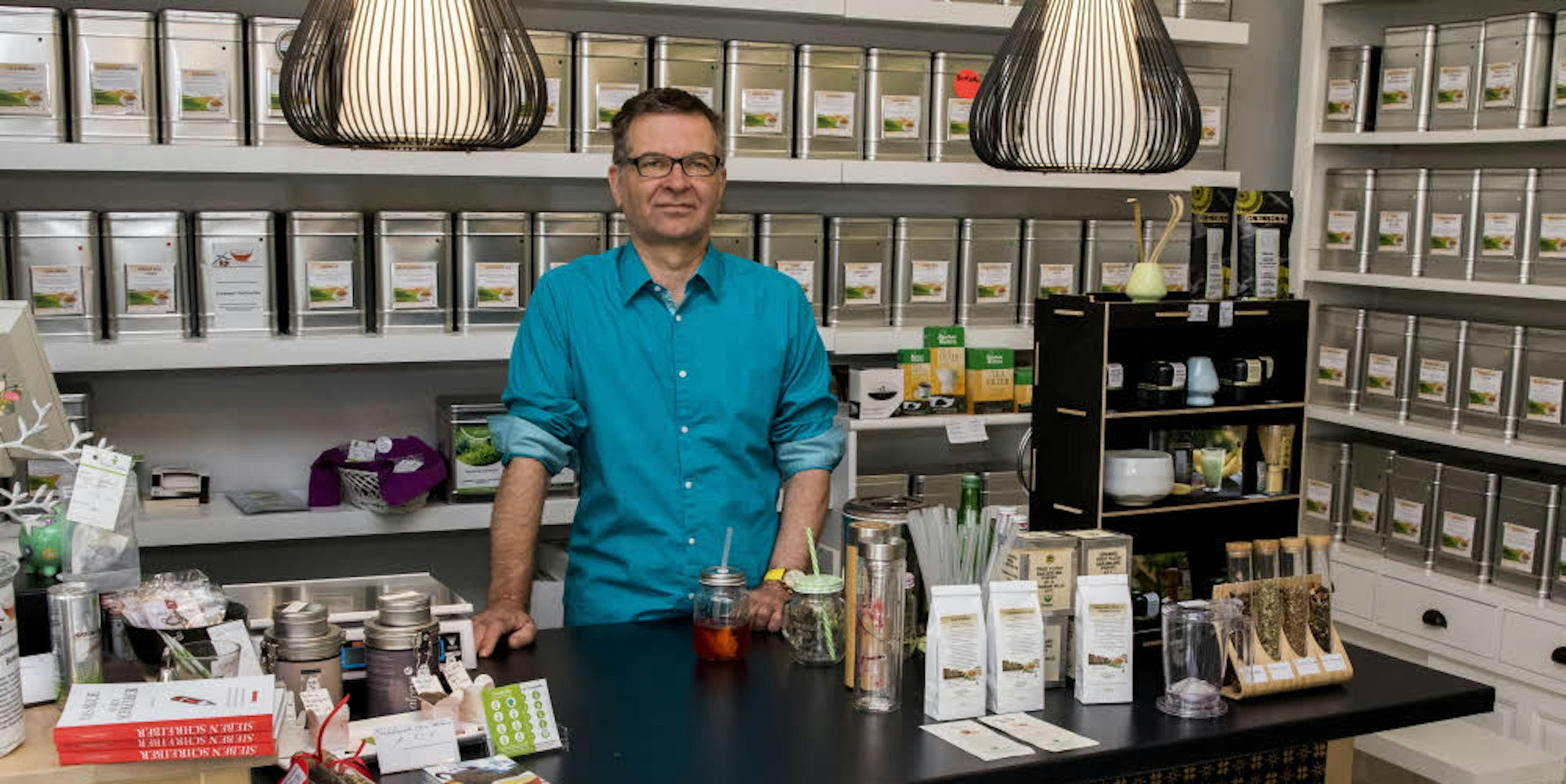 Wirbt für Teegenuss auch außerhalb des Winters: Tee-Sommelier Klaus Brühl verkauft in seinem Genuss-Studio an der Zülpicher Straße Tees in allen Variationen.