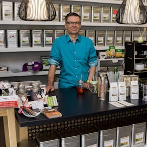 Wirbt für Teegenuss auch außerhalb des Winters: Tee-Sommelier Klaus Brühl verkauft in seinem Genuss-Studio an der Zülpicher Straße Tees in allen Variationen.