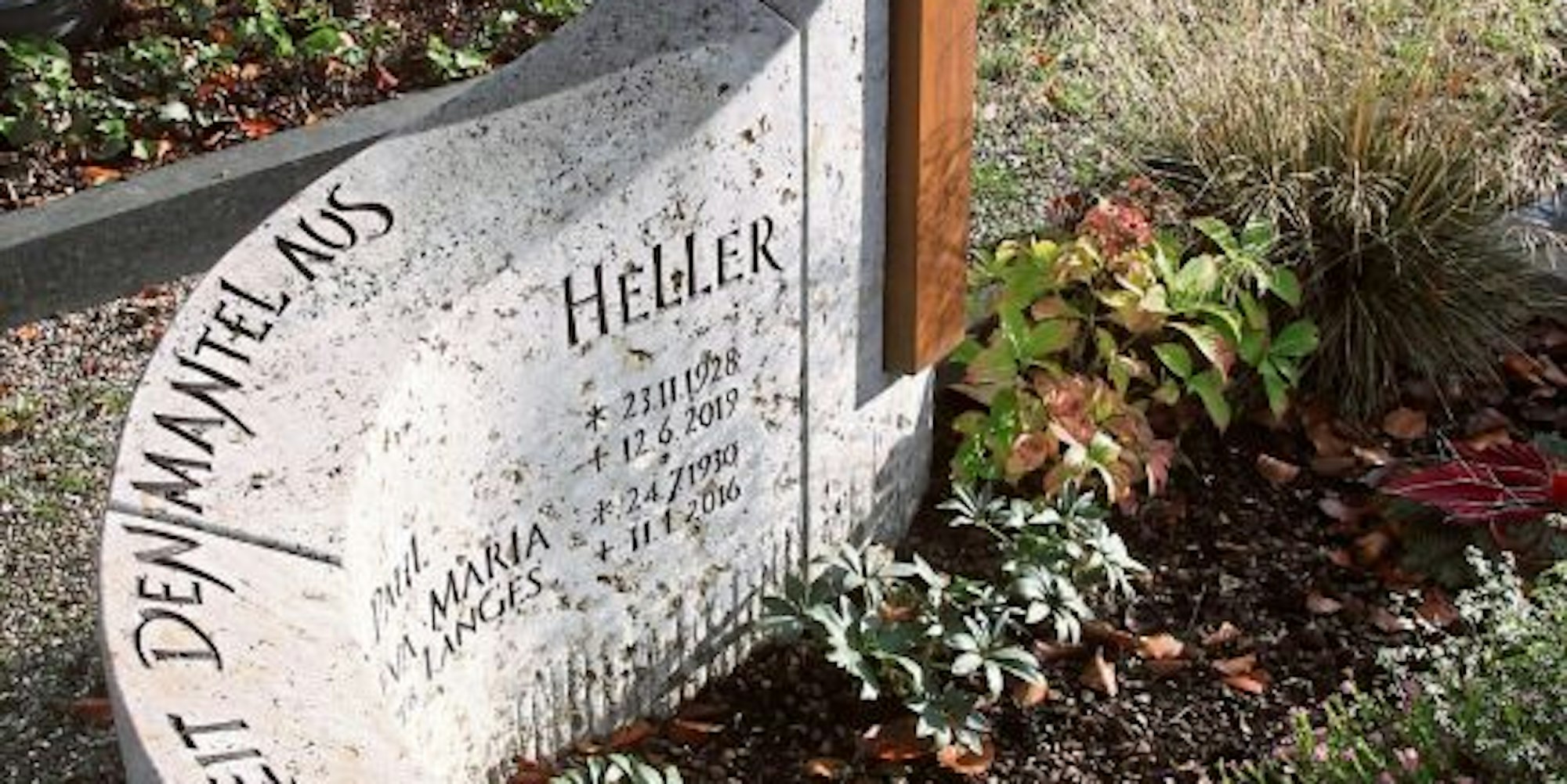 Muschelkalk hat der Steinmetz Edmund Heller für den geschwungenen Stein auf dem Grab seiner Eltern verwendet.