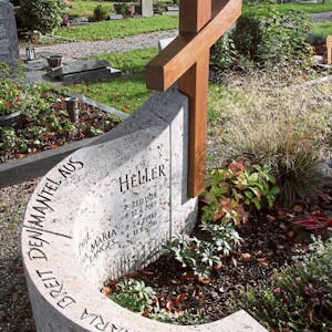 Muschelkalk hat der Steinmetz Edmund Heller für den geschwungenen Stein auf dem Grab seiner Eltern verwendet.
