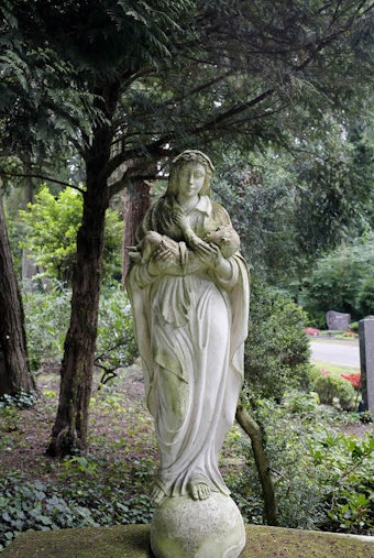 Eine Figur auf dem Südfriedhof.