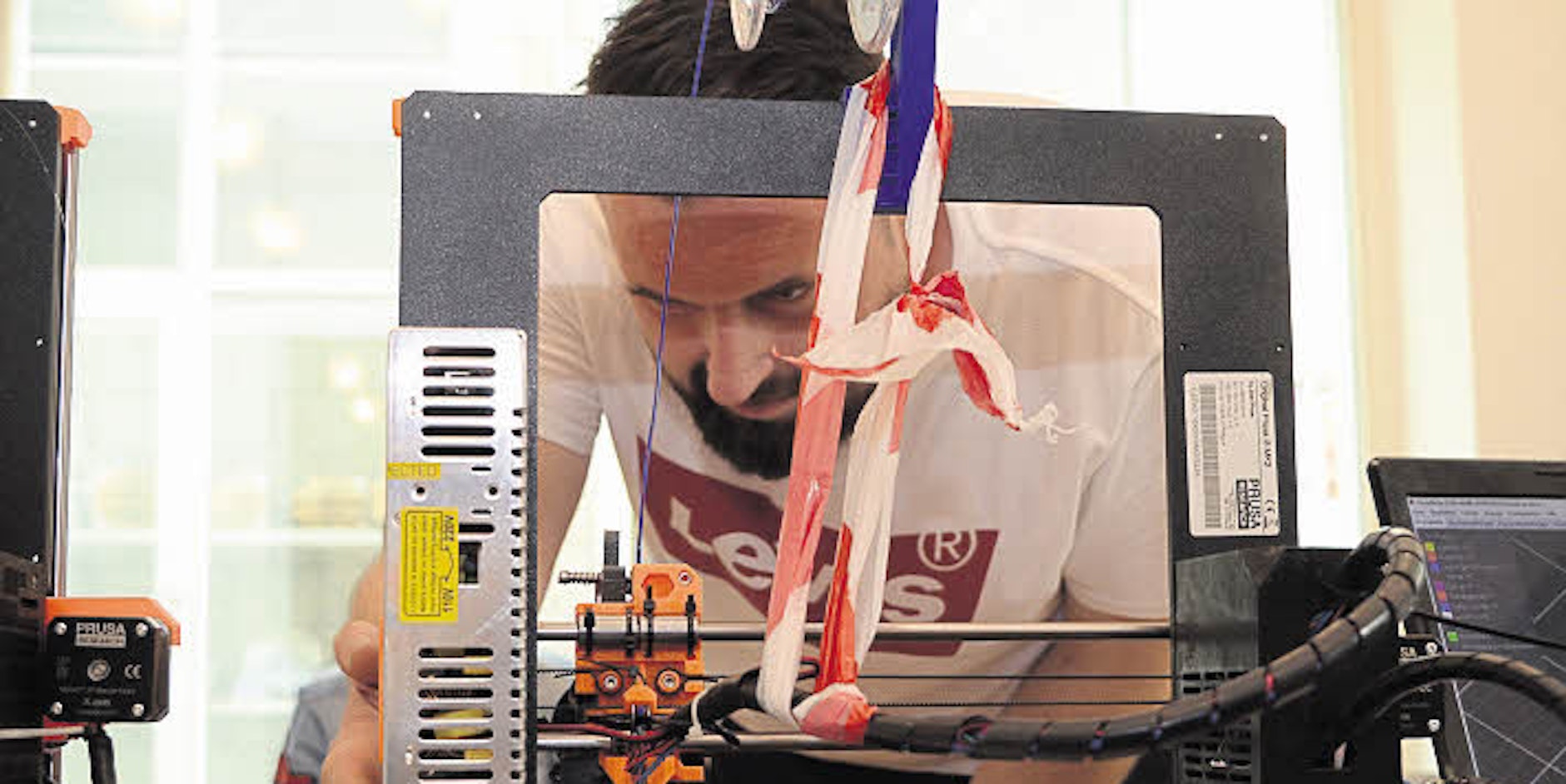 In der Stadtbücherei führte Robert Bosch von der Firma Druckwege die Technik der 3D-Drucker vor.