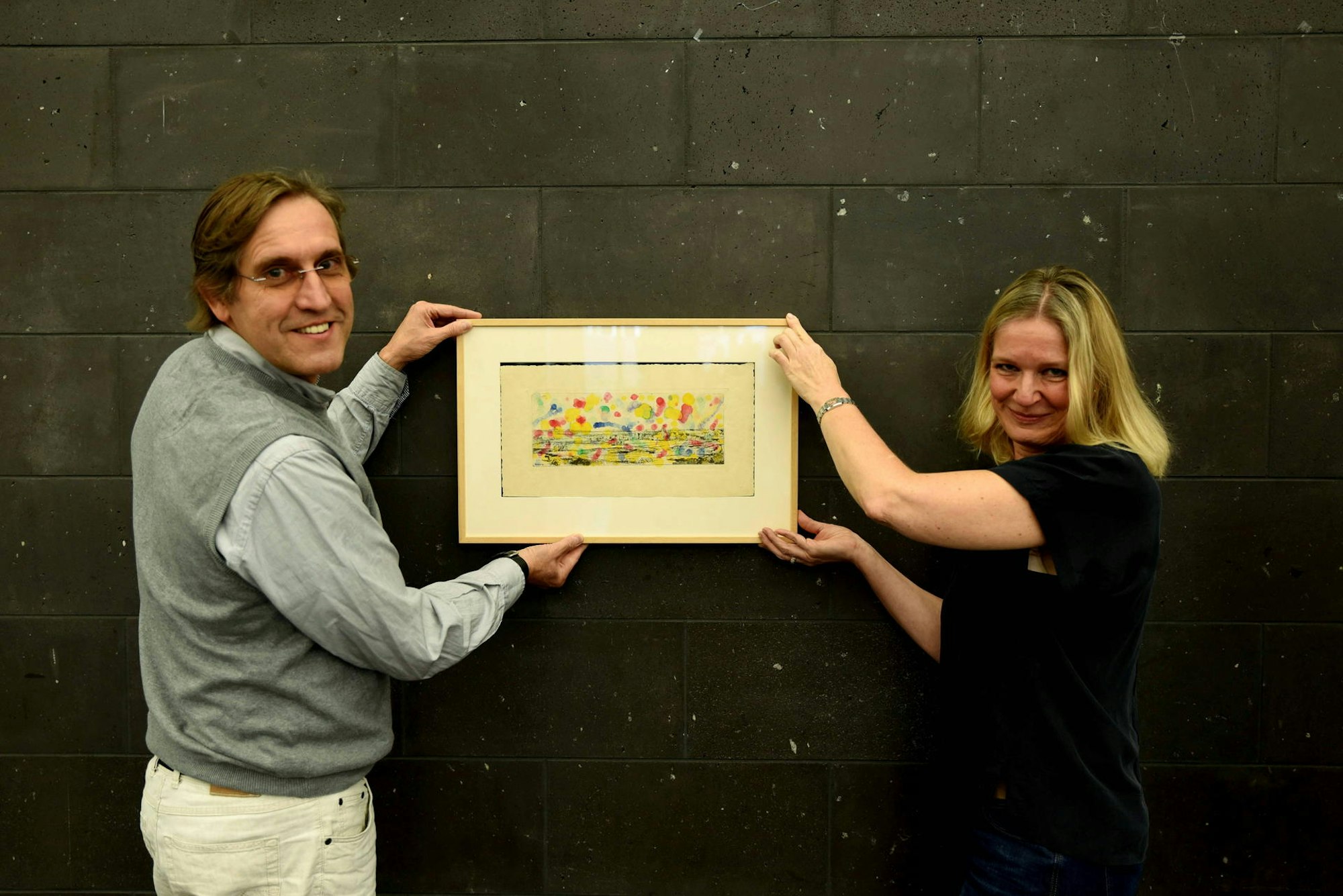 Cornel Wachter (l.) übergibt Polkes Rembrandt an Anja Sevcik vom Wallraf-Richartz-Museum.
