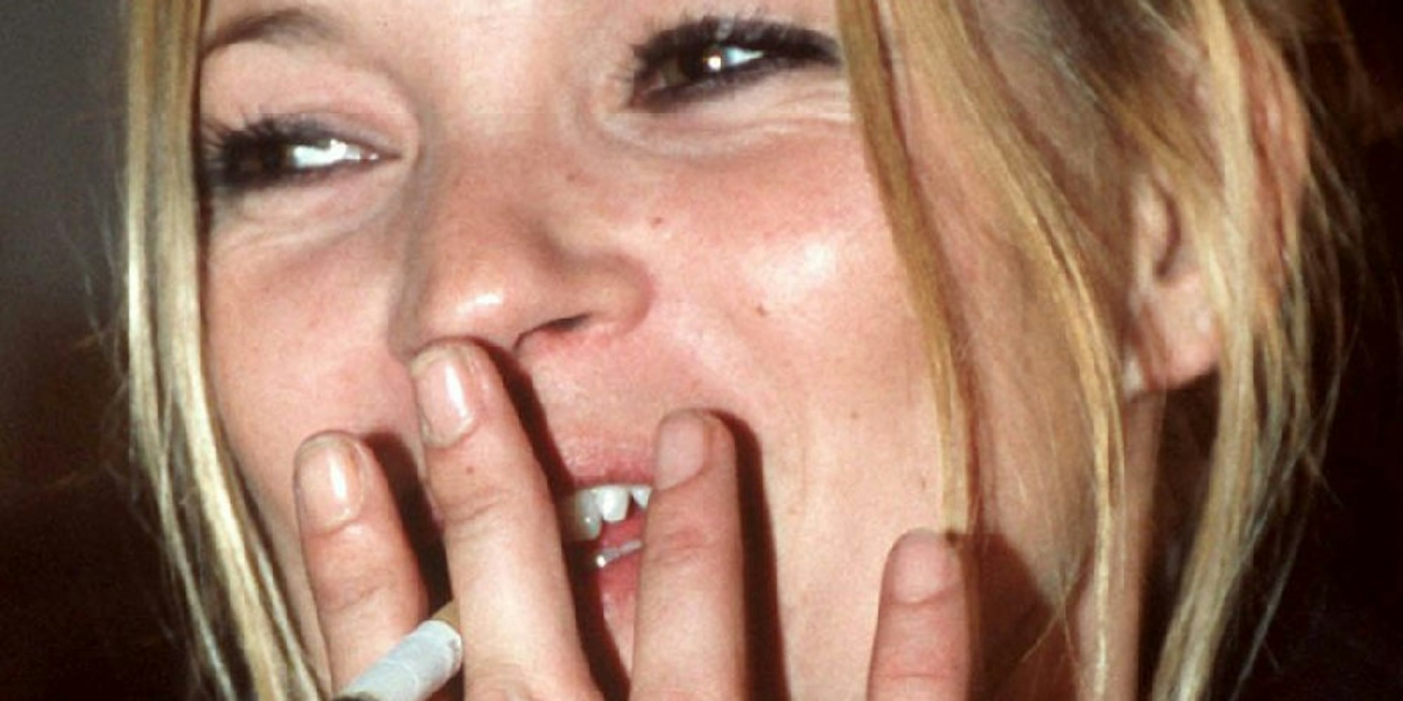 Das Kate Moss raucht, ist kein Geheimnis. Ärger gab es, als Designer Marc Jacobs das Supermodel rauchend über den Laufsteg schreiten ließ - am Weltnichtrauchertag.