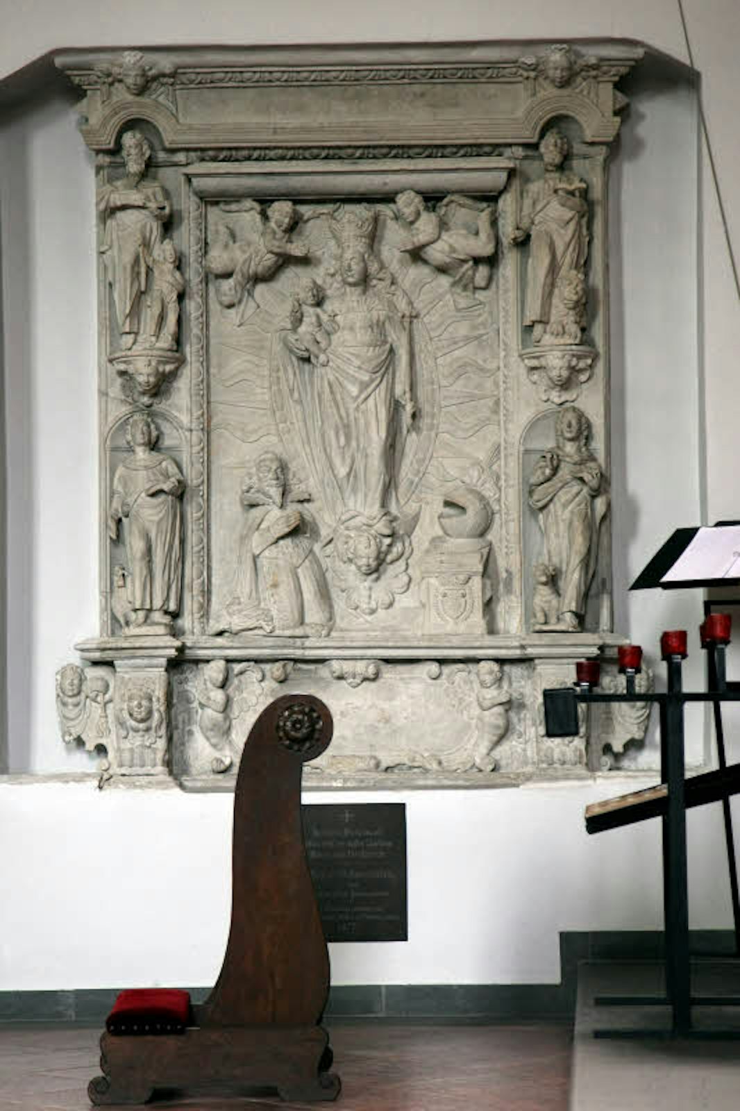 Das Steinrelief in der Kirche zeigt Adam von Schwarzenberg kniend vor der Muttergottes. Er war vieles: Sohn eines berühmten Kriegsherrn, einflussreicher Diplomat und Geheimer Rat sowie Heermeister des Johanniter-Orden.