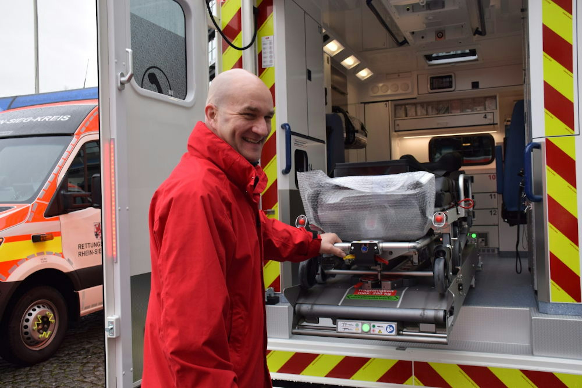 Der Rettungssanitäter Stefan Wolf von den Johannitern demonstrierte die neue Technik im Fahrzeug.