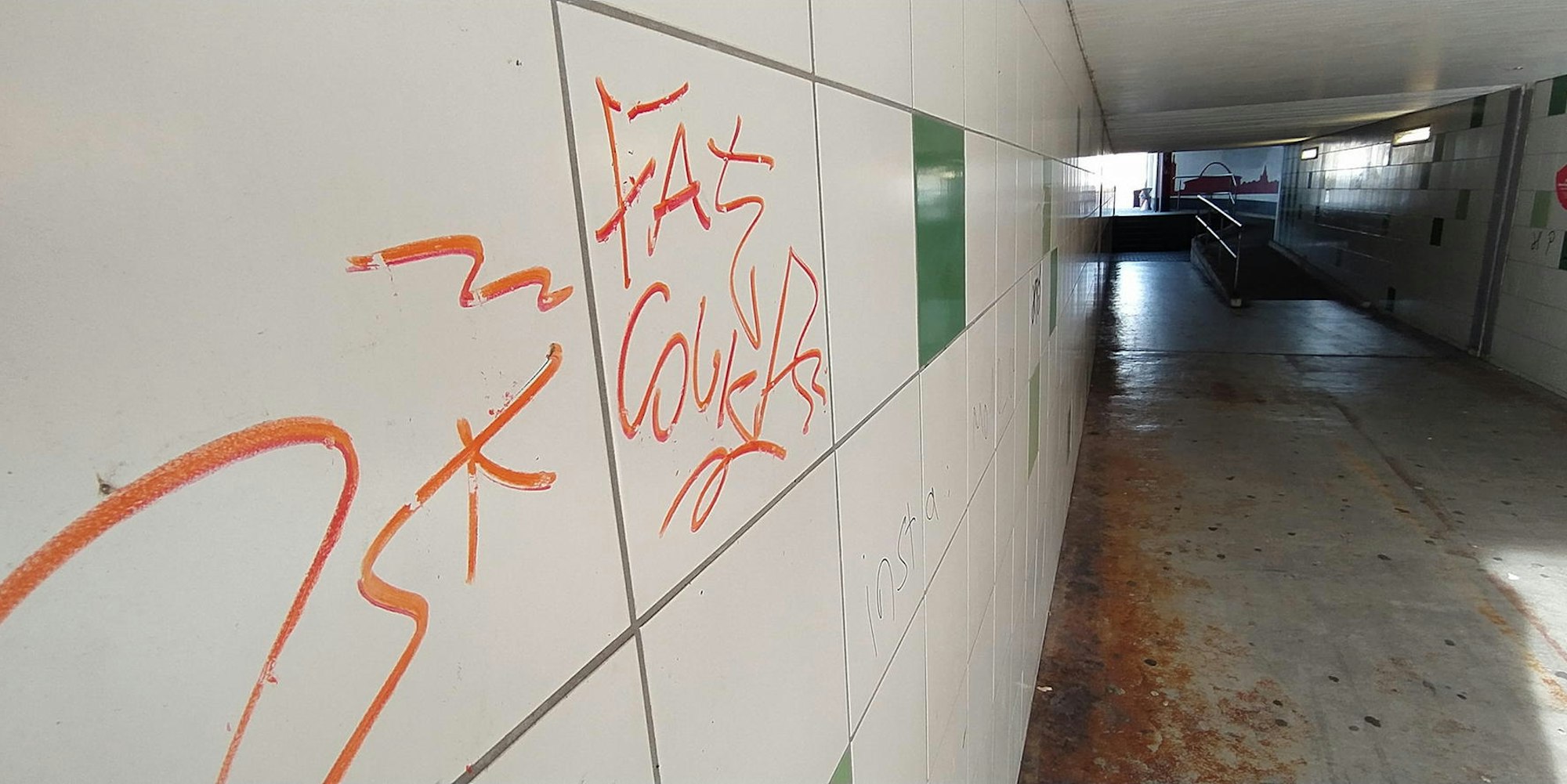 Graffiti und Schmutz finden sich in der Unterführung des Sindorfer Bahnhofs.