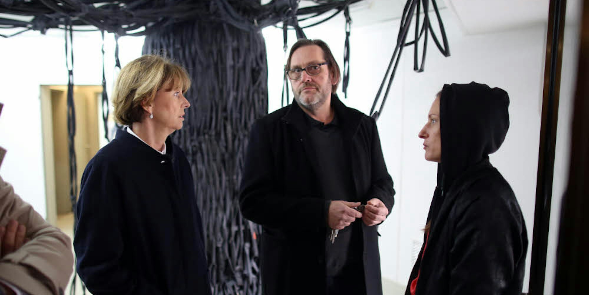 Im Dialog: Oberbürgermeisterin Henriette Reker (links) am Dienstag im Gespräch mit den Künstlern Michael Nowottny vom „Labor“ und Maria Wildeis von der Galerie „Tiefgarage“.