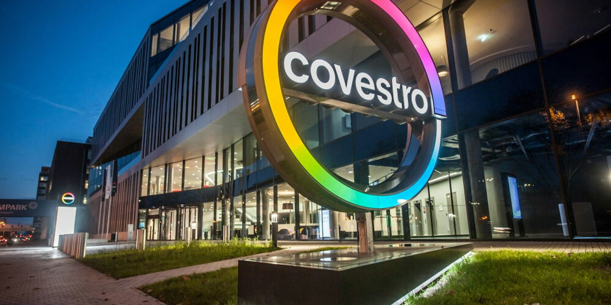 Covestro will Stellen streichen: Nun wehrt sich der Gesamtbetriebsrat und stellt eigene Forderungen und Ideen auf.