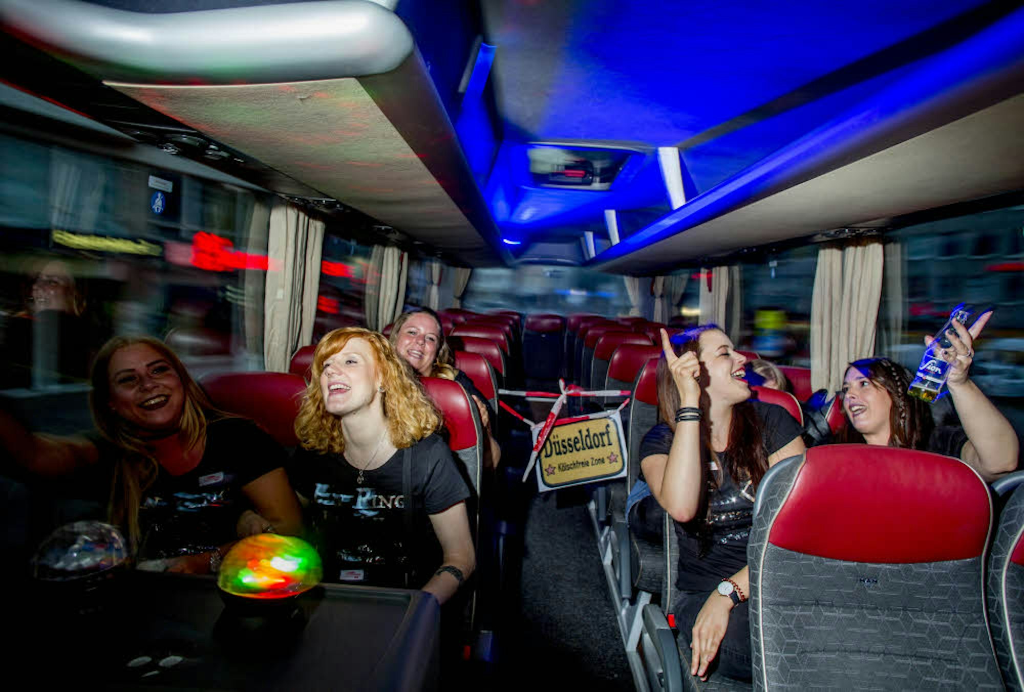 Alina, Sandra, Uschi, Kristina und Yvonne (v.l.) auf der Travestie-Expedition im Bus