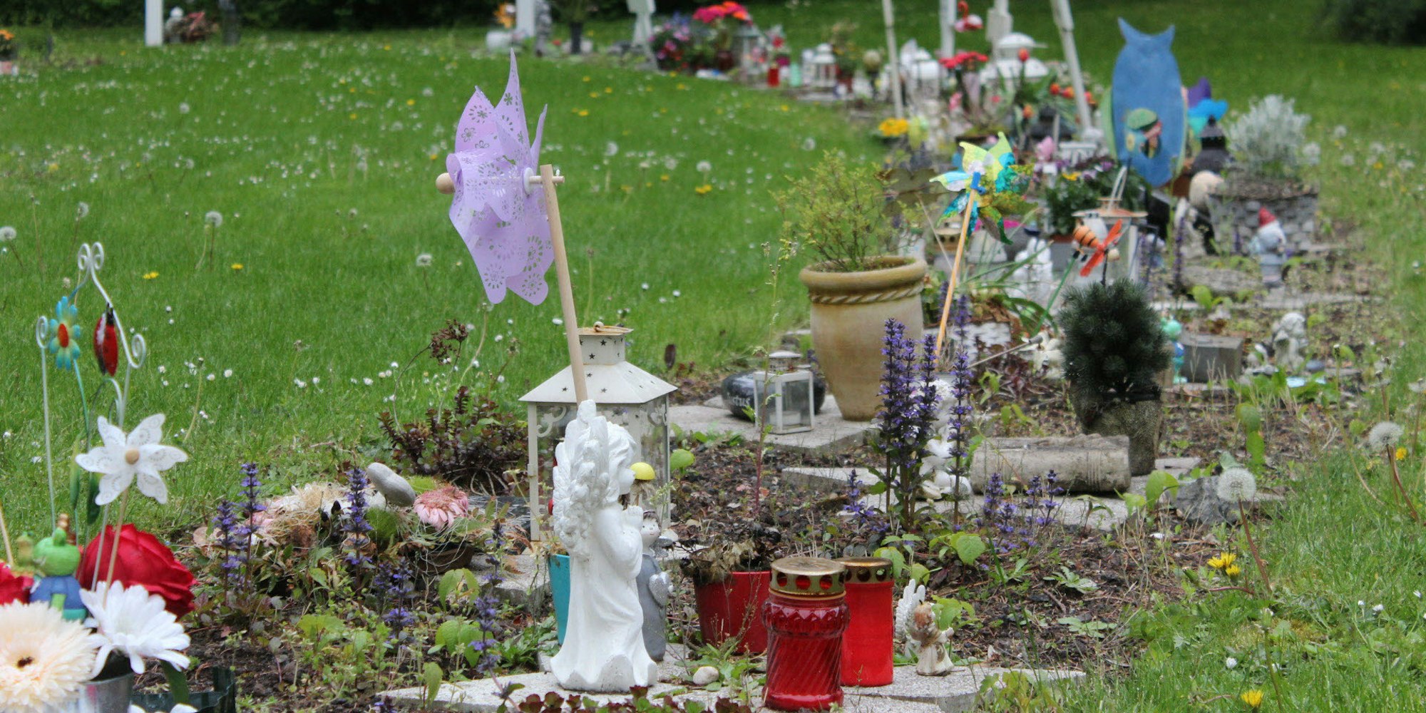 Die Friedhof-Tour führte auch zu den Gräberfeldern für Babys und „Sternenkinder“, die bei oder vor ihrer Geburt starben.
