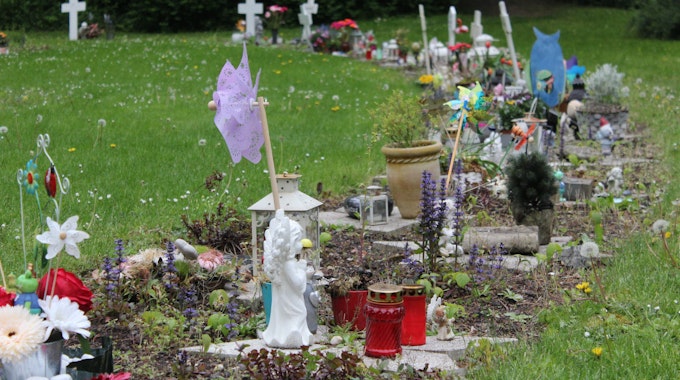 Die Friedhof-Tour führte auch zu den Gräberfeldern für Babys und „Sternenkinder“, die bei oder vor ihrer Geburt starben.