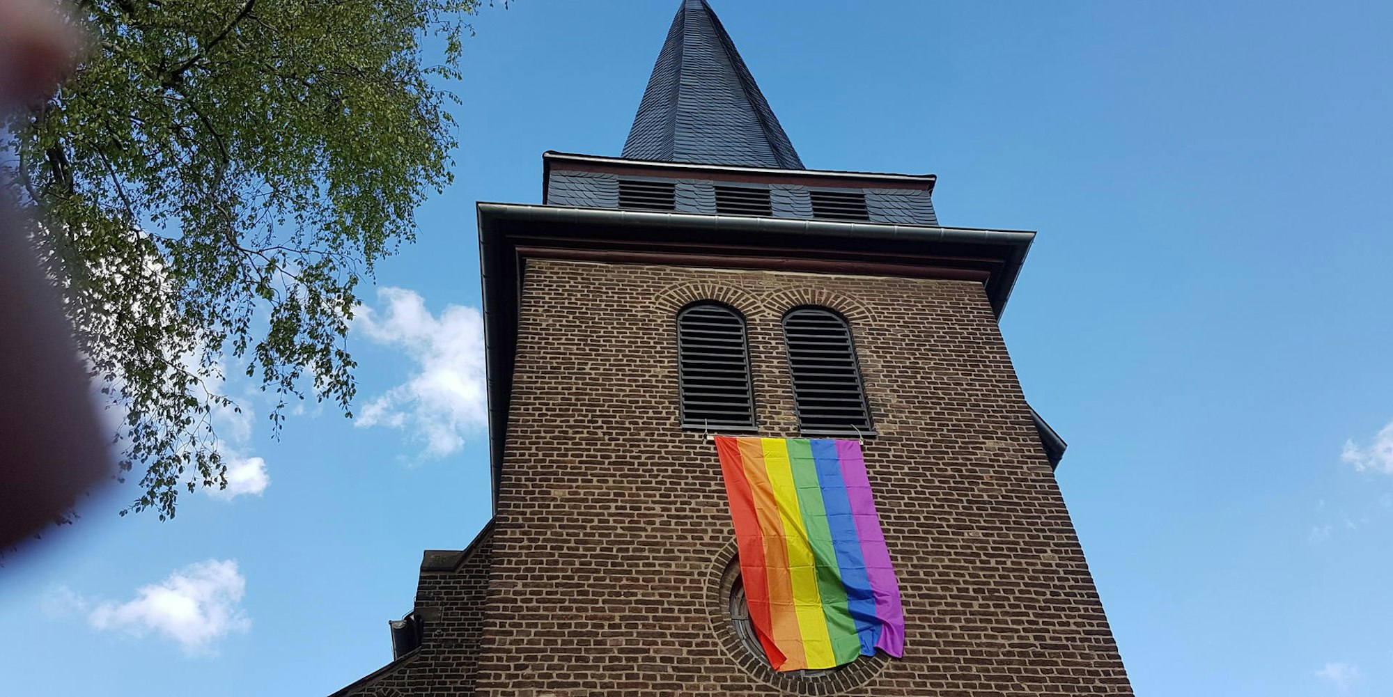 Der Regenbogen weht an der Martinuskirche.