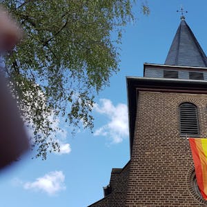 Der Regenbogen weht an der Martinuskirche.