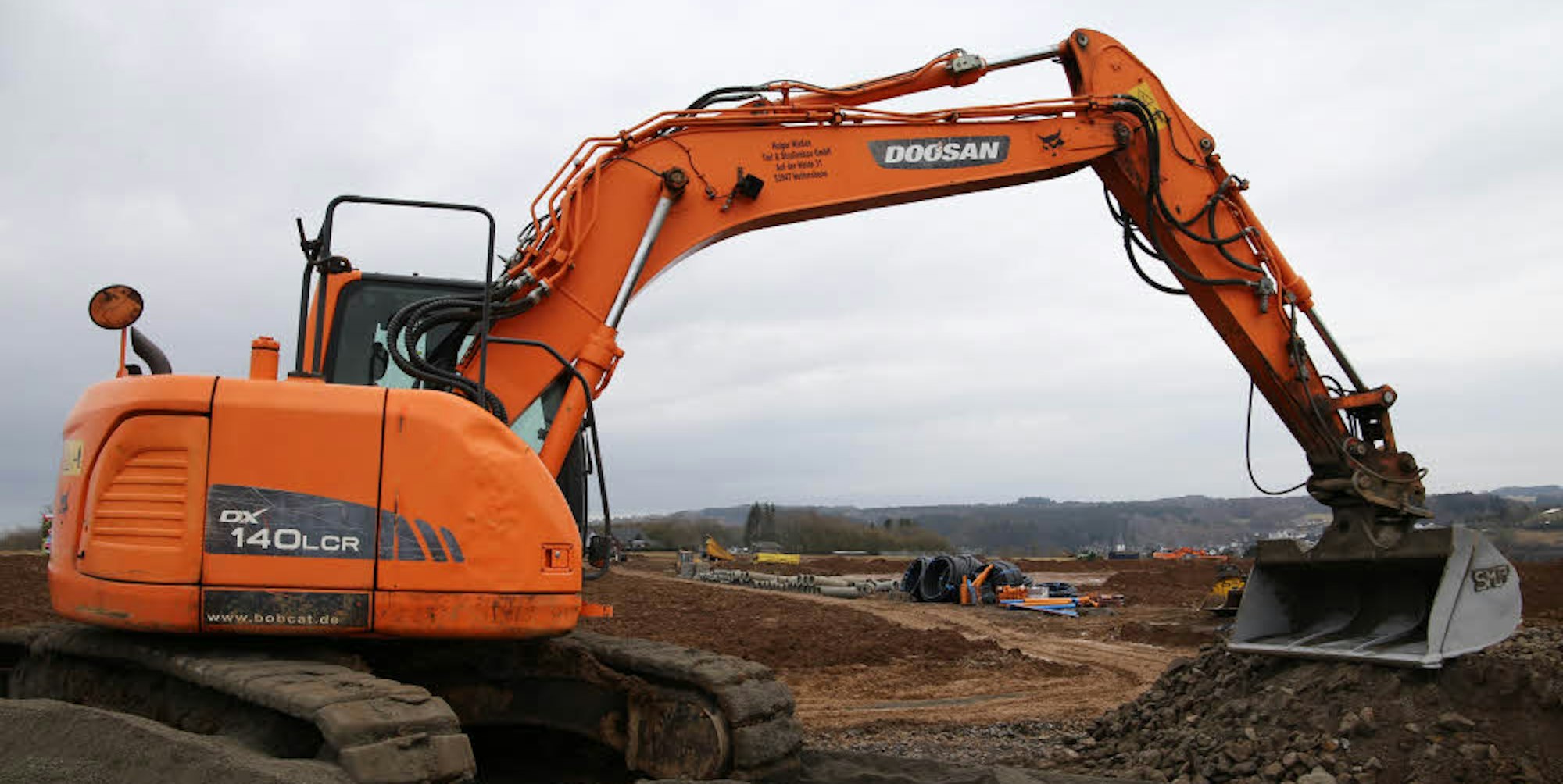Mit schweren Maschinen werden die Erschließungsarbeiten im Baugebiet „Brotkiste“ in Nettersheim vorangetrieben.