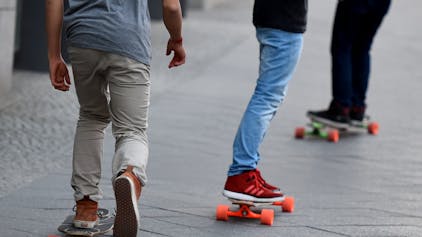 Jugendliche sind auf Skatebords unterwegs, wie dieses undatierte Symbolfoto zeigt.