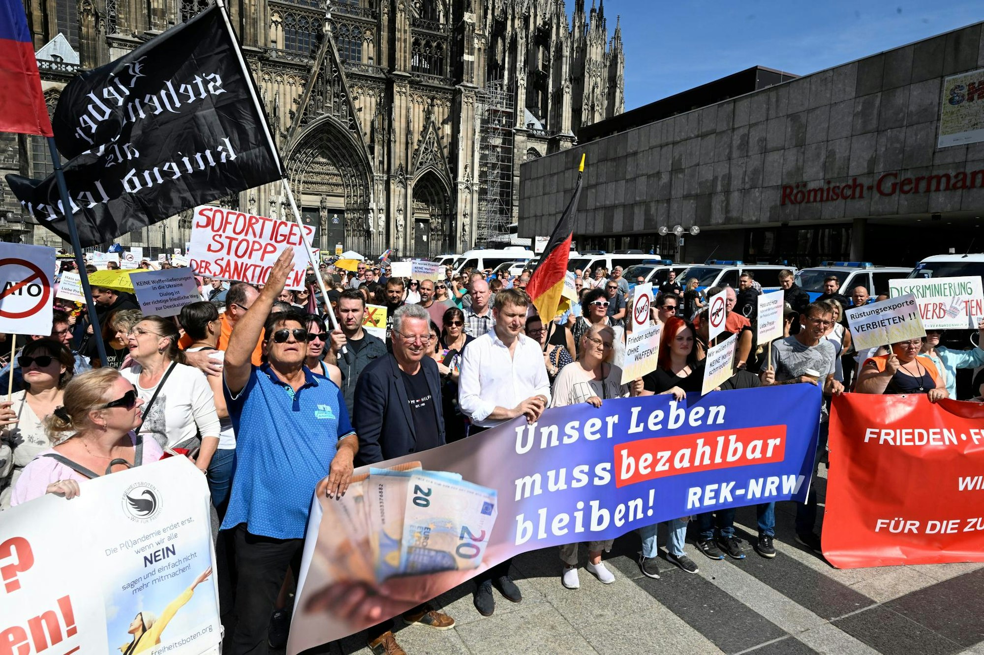 Menschen bei einer Demonstration neben dem Kölner Dom.