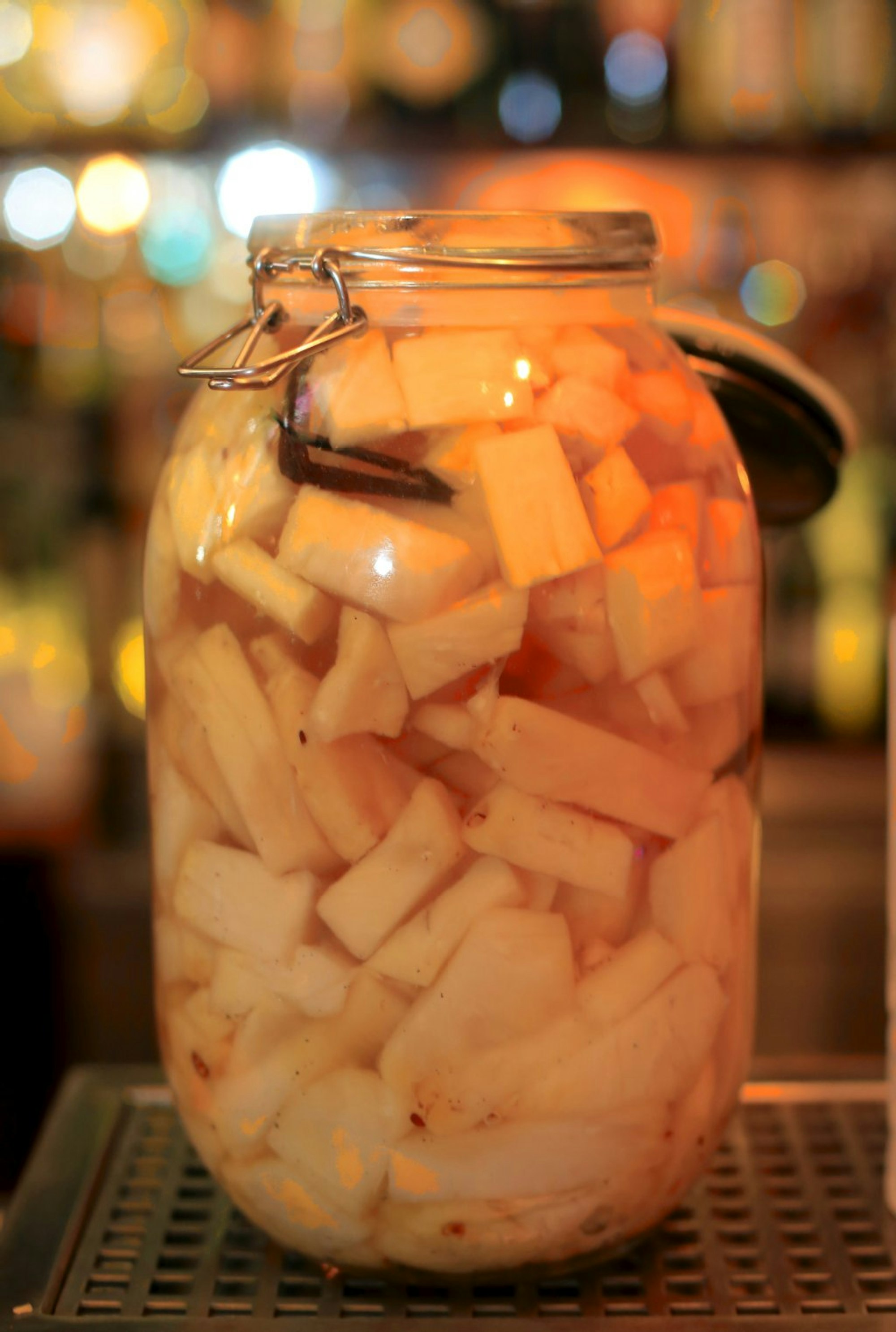 Für den Pineapple Highball wird weißer Rum mit reifer Ananas aromatisiert.