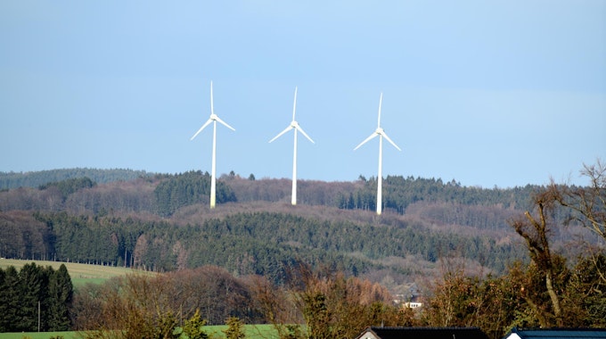 Drei Windräder stehen in Wipperfürth-Dörpinghausen.