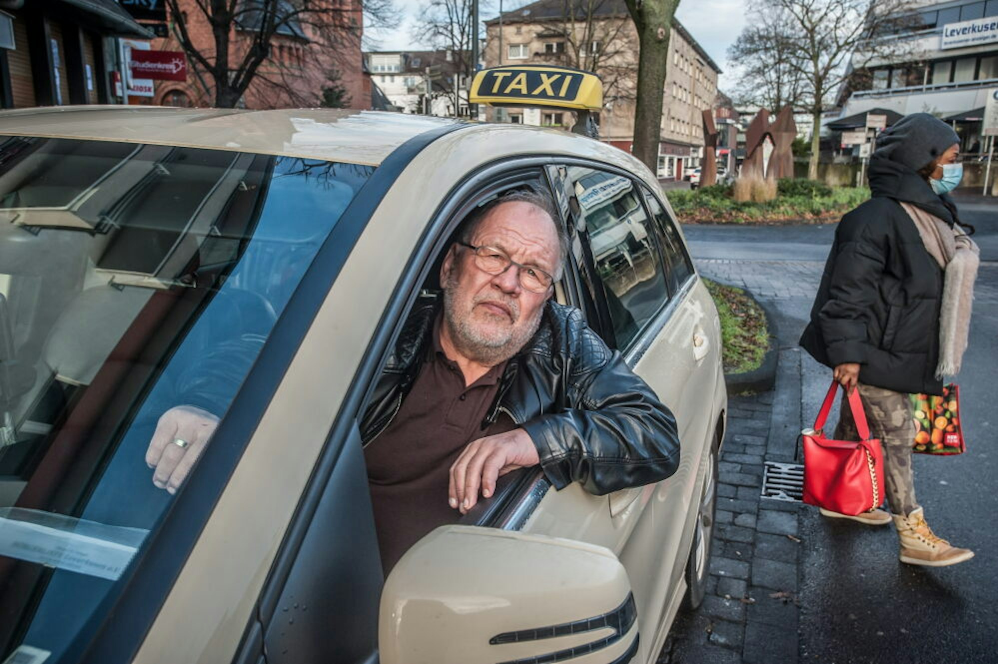 Horst Müller fährt seit 1975 Taxi. Jetzt ist er nur noch in der Tagschicht unterwegs. Nachts läuft nichts mehr wegen Corona.