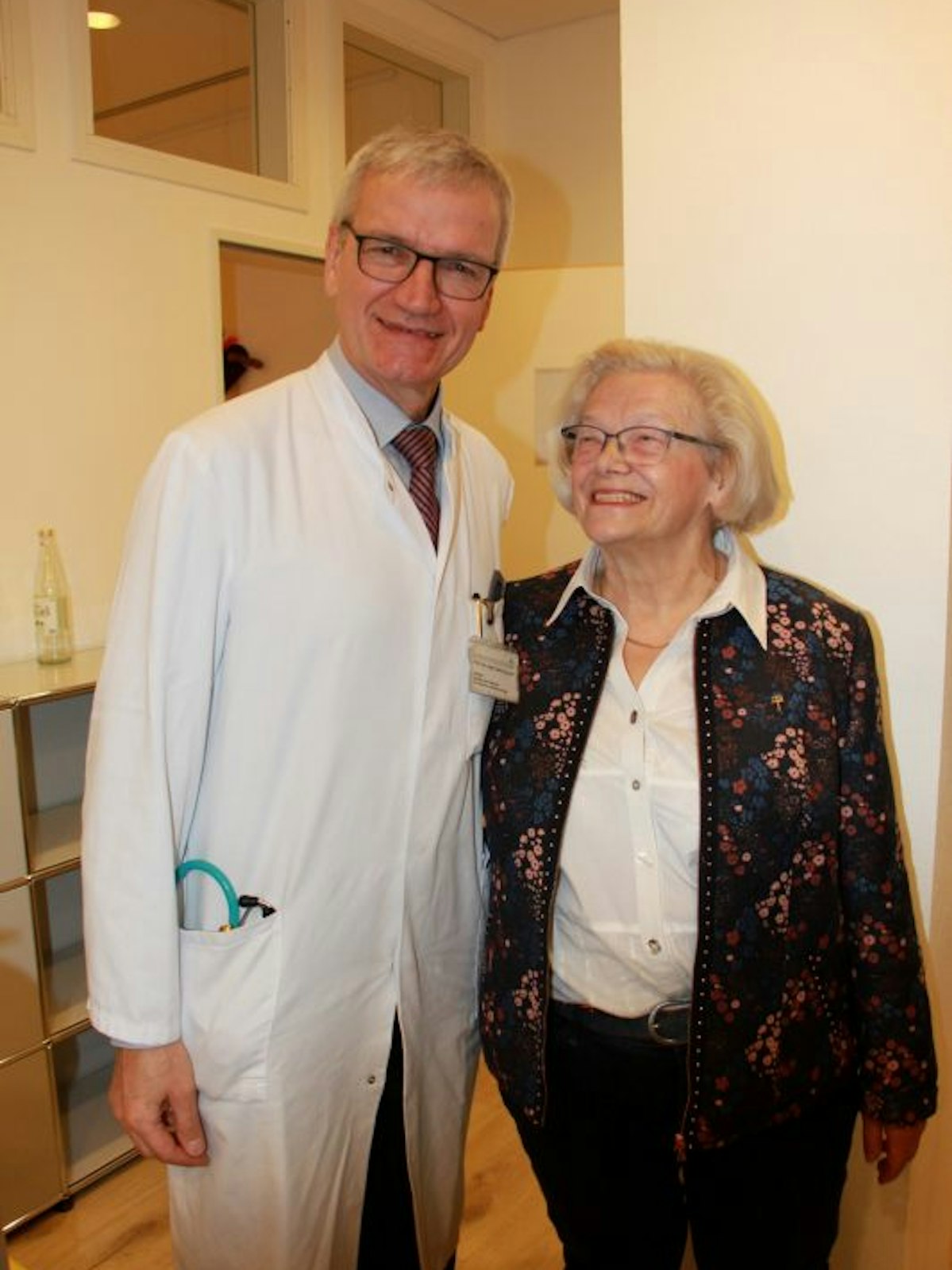 Professor Gerd Horneff bedankte sich bei Annette Koch (r.) für ihre wertvolle jahrzehntelange Arbeit in der Kinderklinik.