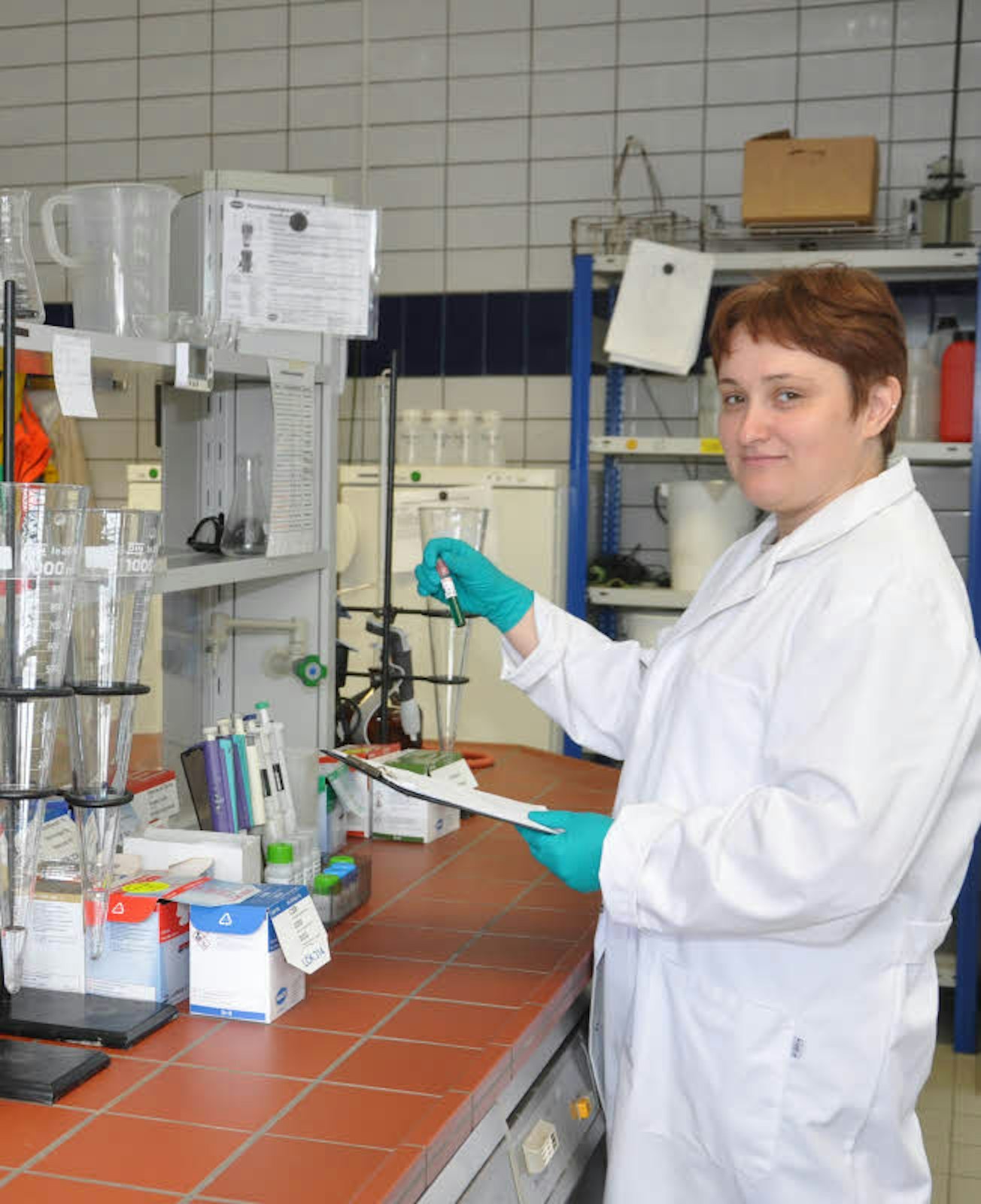 Im hauseigenen Labor kontrolliert Katharina Grzesiek das Wasser.