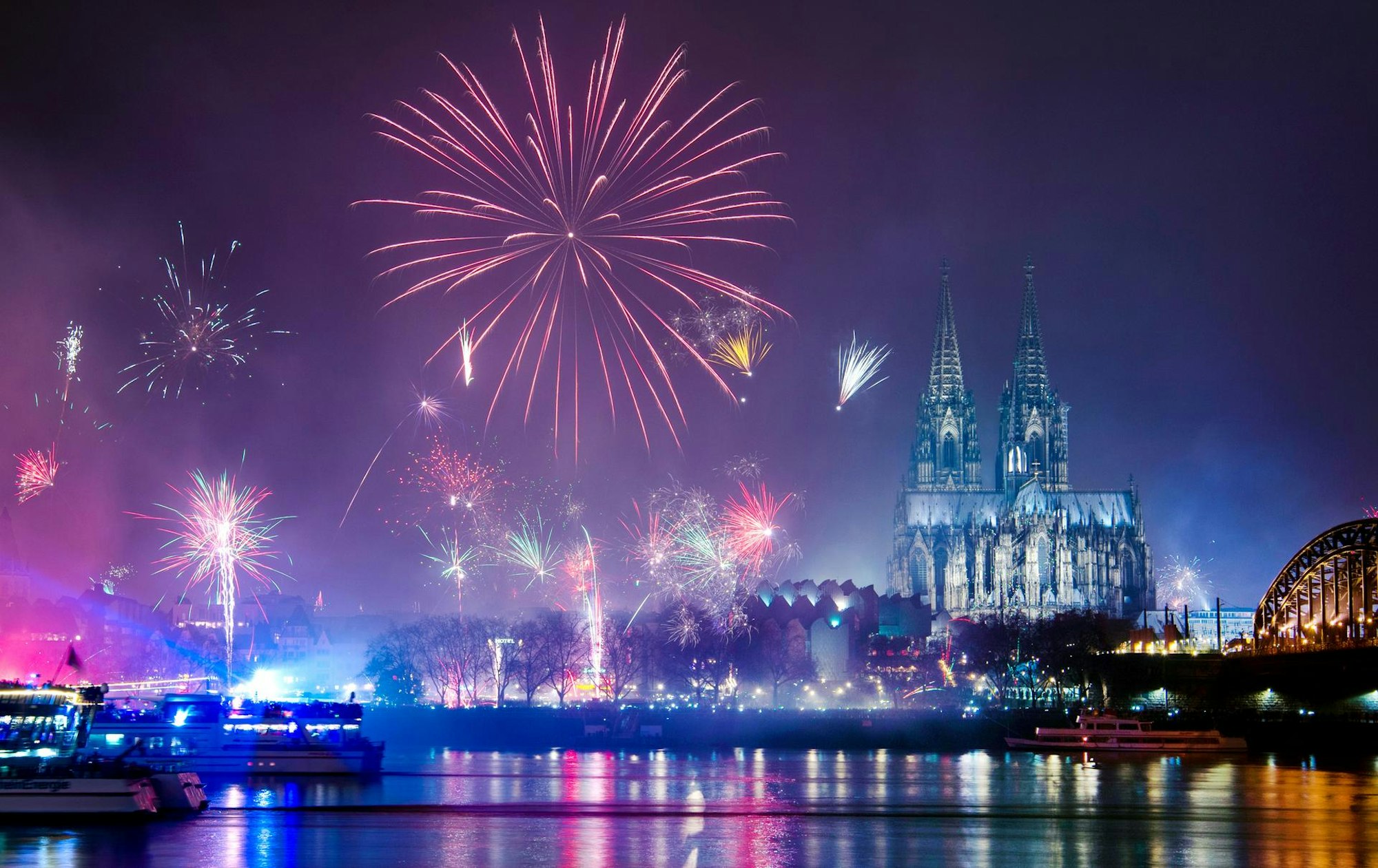 Feuerwerk über der Kölner Skyline.