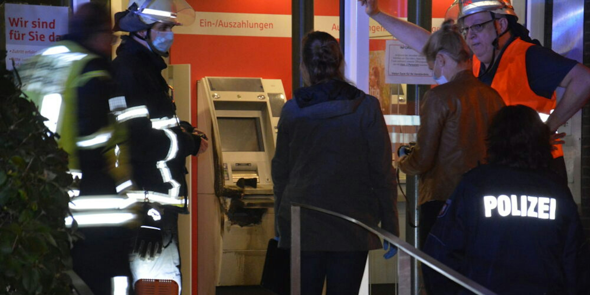 Der Geldautomat brannte bereits, zu einer Explosion kam es aber nicht. Die Täter flüchteten ohne Beute aus der Filiale an der Bahnhofsstraße.