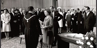 Mit ihrem Lächeln nahm Queen Elisabeth ihre Gastgeber für sich ein, wie Oberbürgermeister Burauen. 