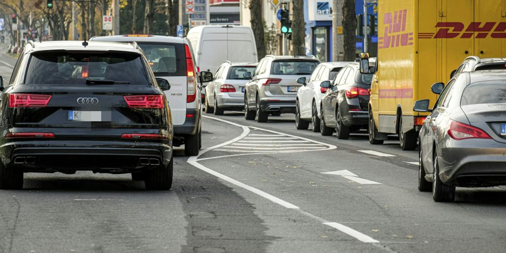 Einfädeln auf die rechte Spur, die neue Regelung sorgt für erhöhte Unfallgefahr auf der Aachener Straße.