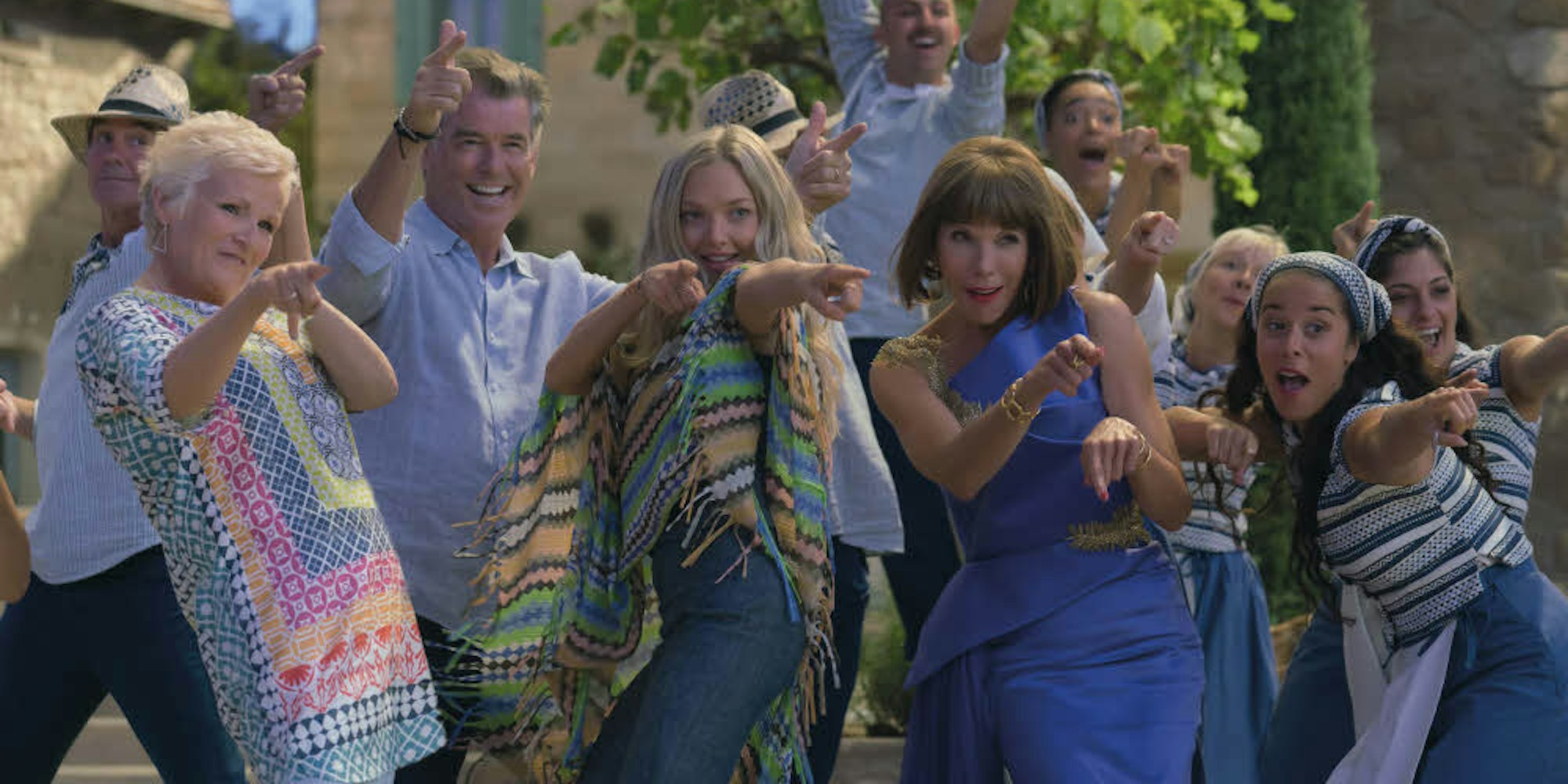 Pierce Brosnan (dritter von links) im Kreise des gewohnt ausgelassenen „Mamma Mia“-Ensembles