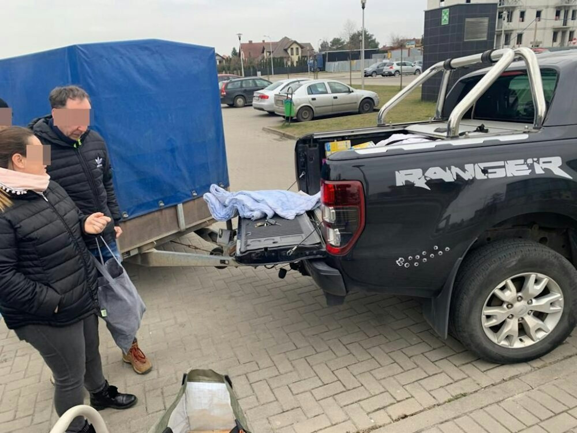 Mit dem randvoll beladenen Pick-up hat Udo Jansen sich auf den Weg zur Grenze gemacht.