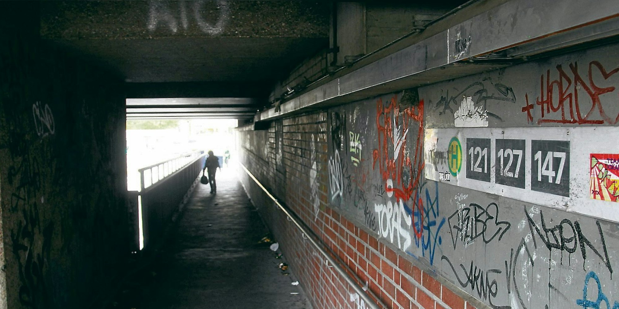 Wilde Graffiti und Aufkleber, Dunkelheit, Müll und Taubendreck: Solch ein Anblick könnte bald an der Geldernstraße/Parkgürtel Vergangenheit sein.