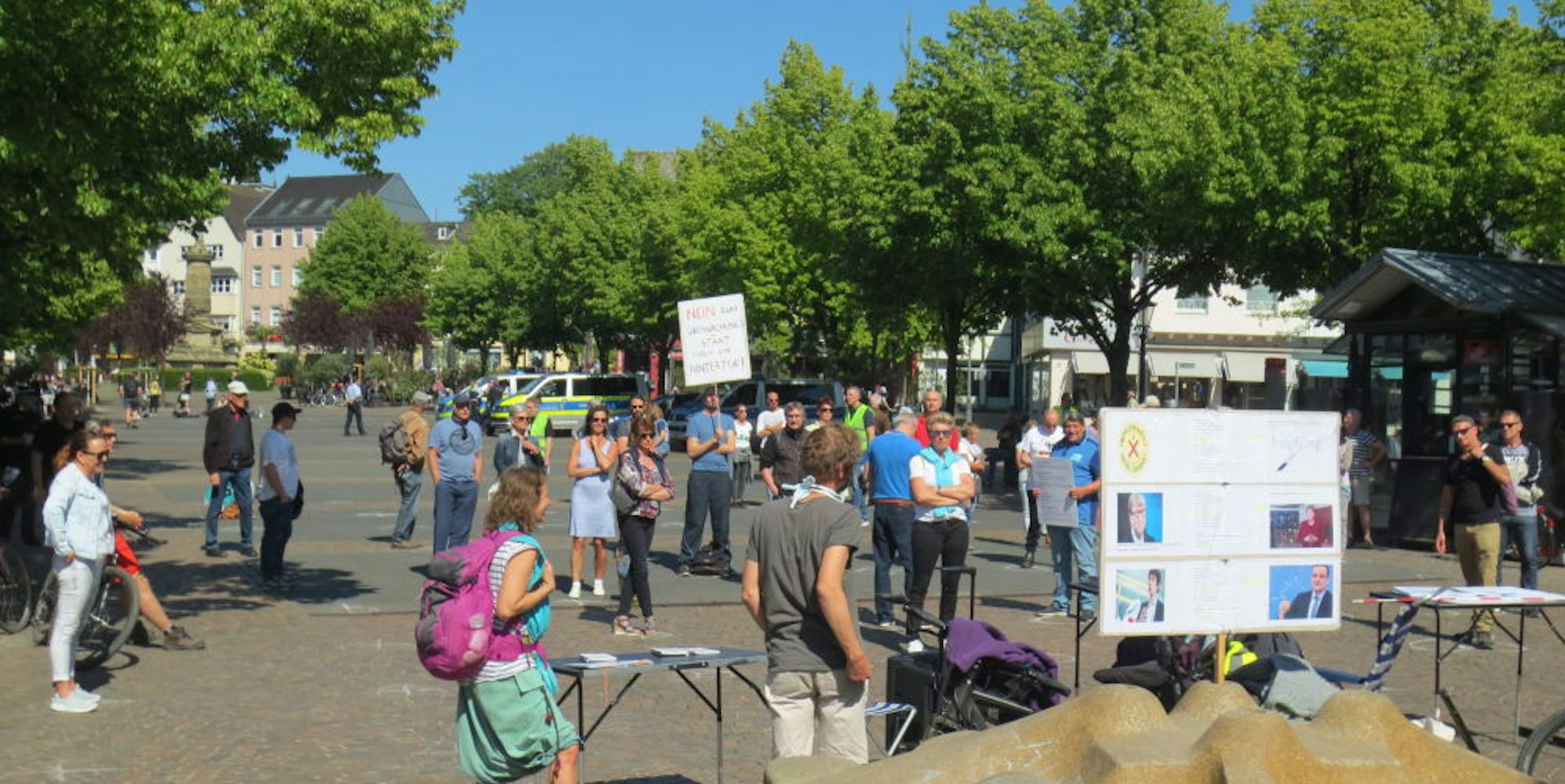 Demo auf dem Marktplatz gegen die Einschränkung von Grundrechten.