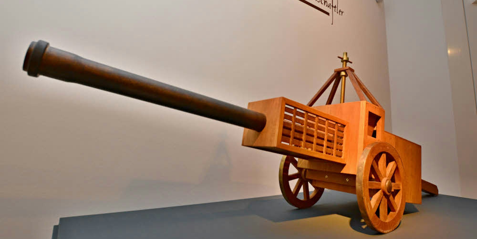 Leonardo entwarf  als Auftragsarbeit sogar Kriegsgerät.