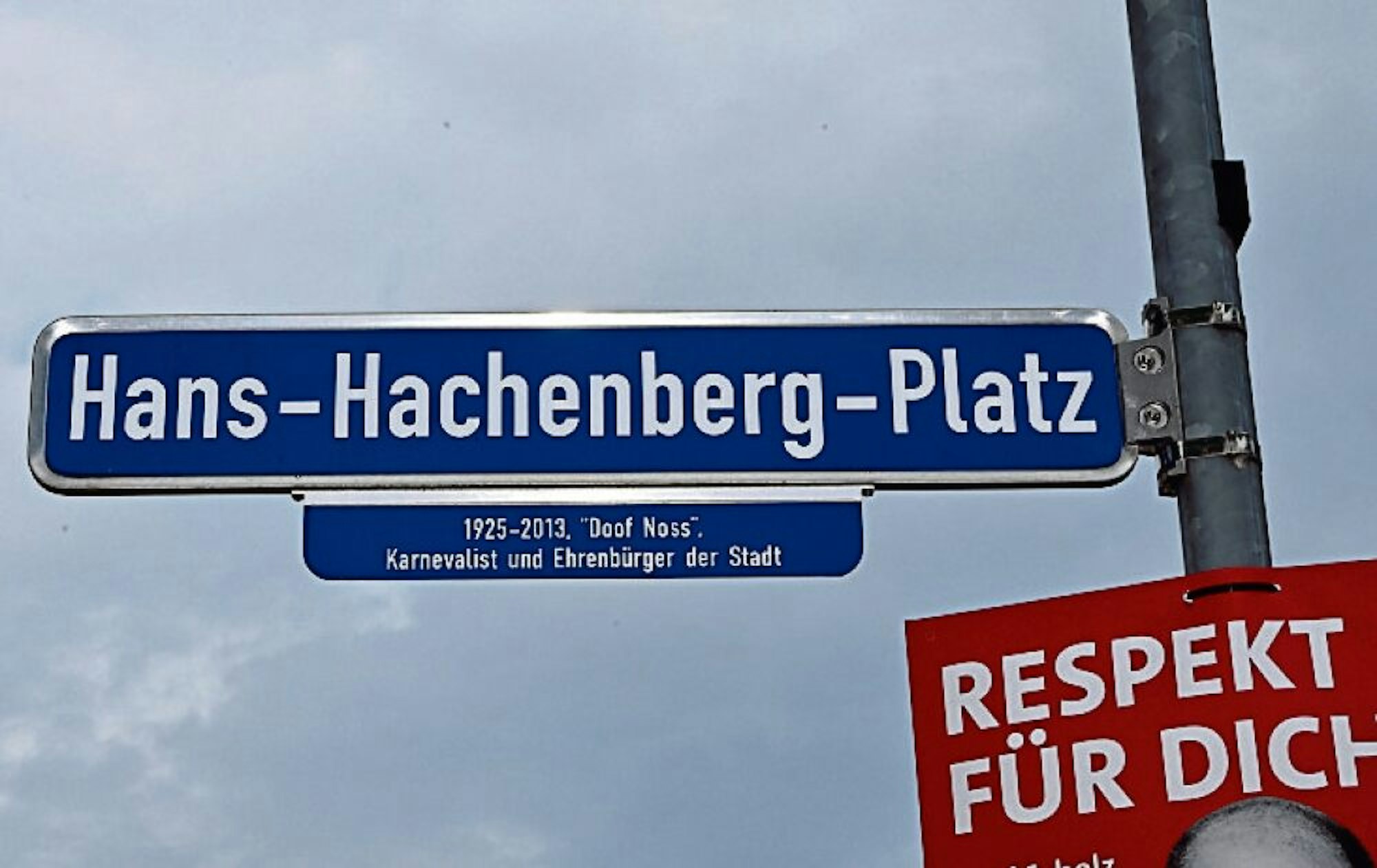 Der Hans-Hachenberg-Platz in Paffrath erinnert an den unvergessenen Humoristen und seine Figur „Doof Noss“.