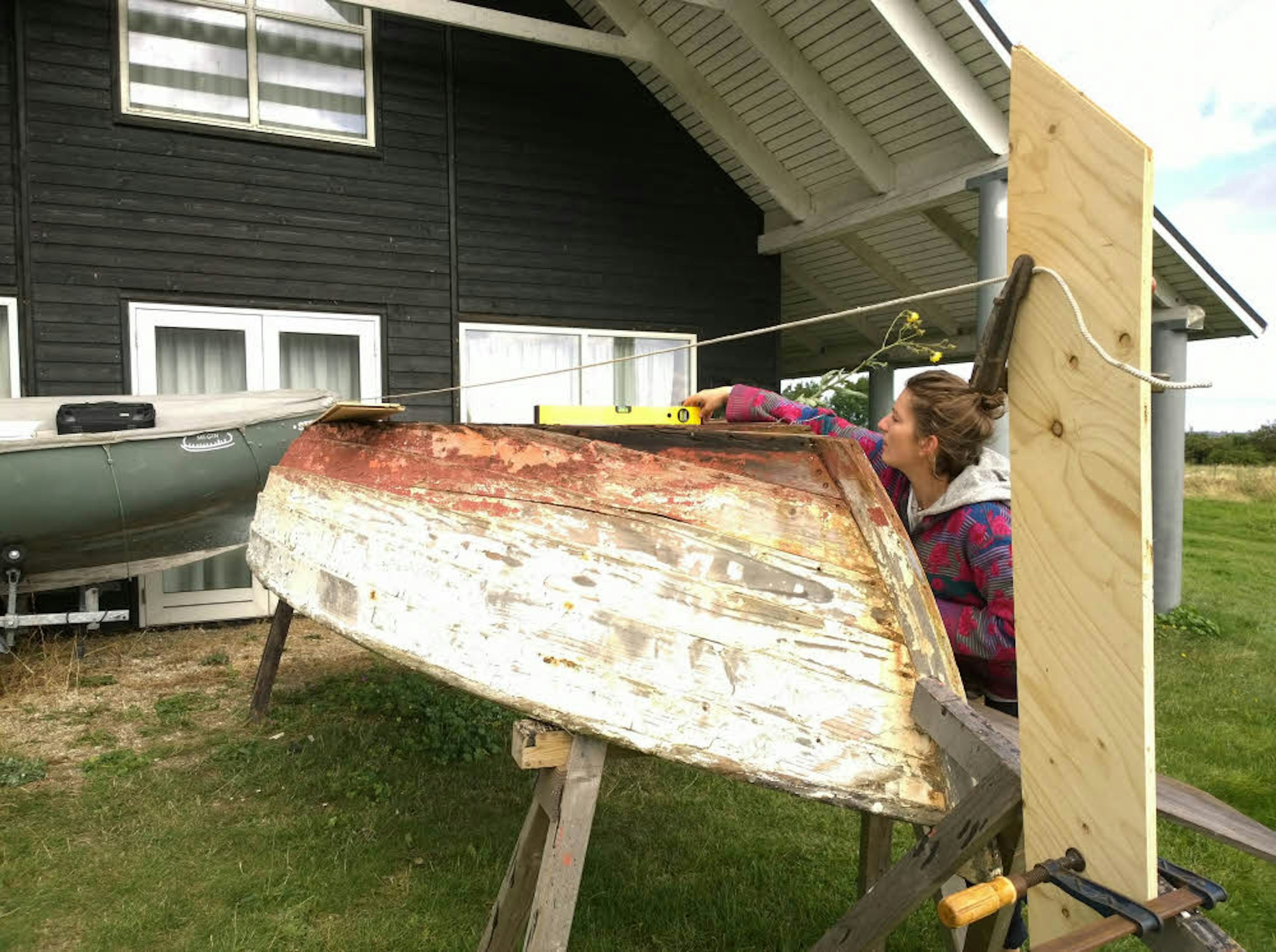 Sophia Drey beim Aufarbeiten eines alten Boots