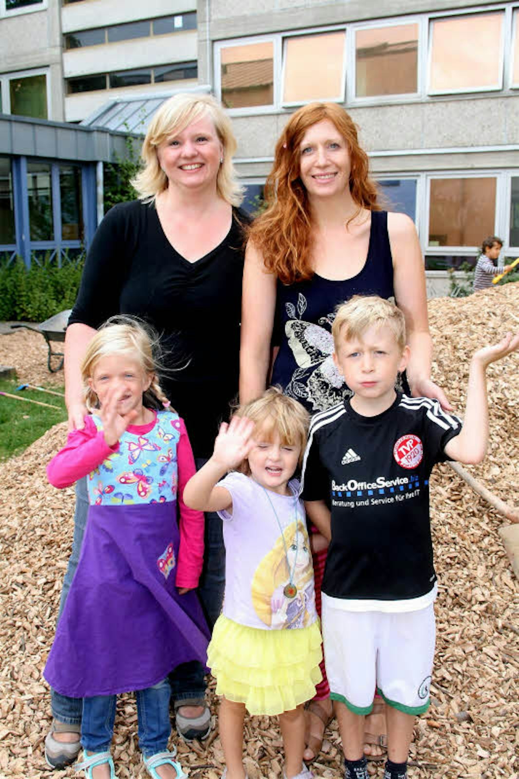 Freuen sich auf ihre neue Schule: Svenja Spittmann (v.l.) mit Tochter Daria, Sandra Düren mit Tochter Jana und Sohn Darion.