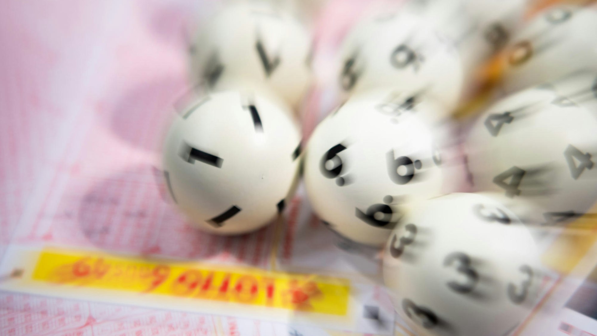 Lotto-Kugeln liegen auf diesem undatierten Foto auf einem Lottoschein (gestellte Szene - Aufnahme mit Zoomeffekt).