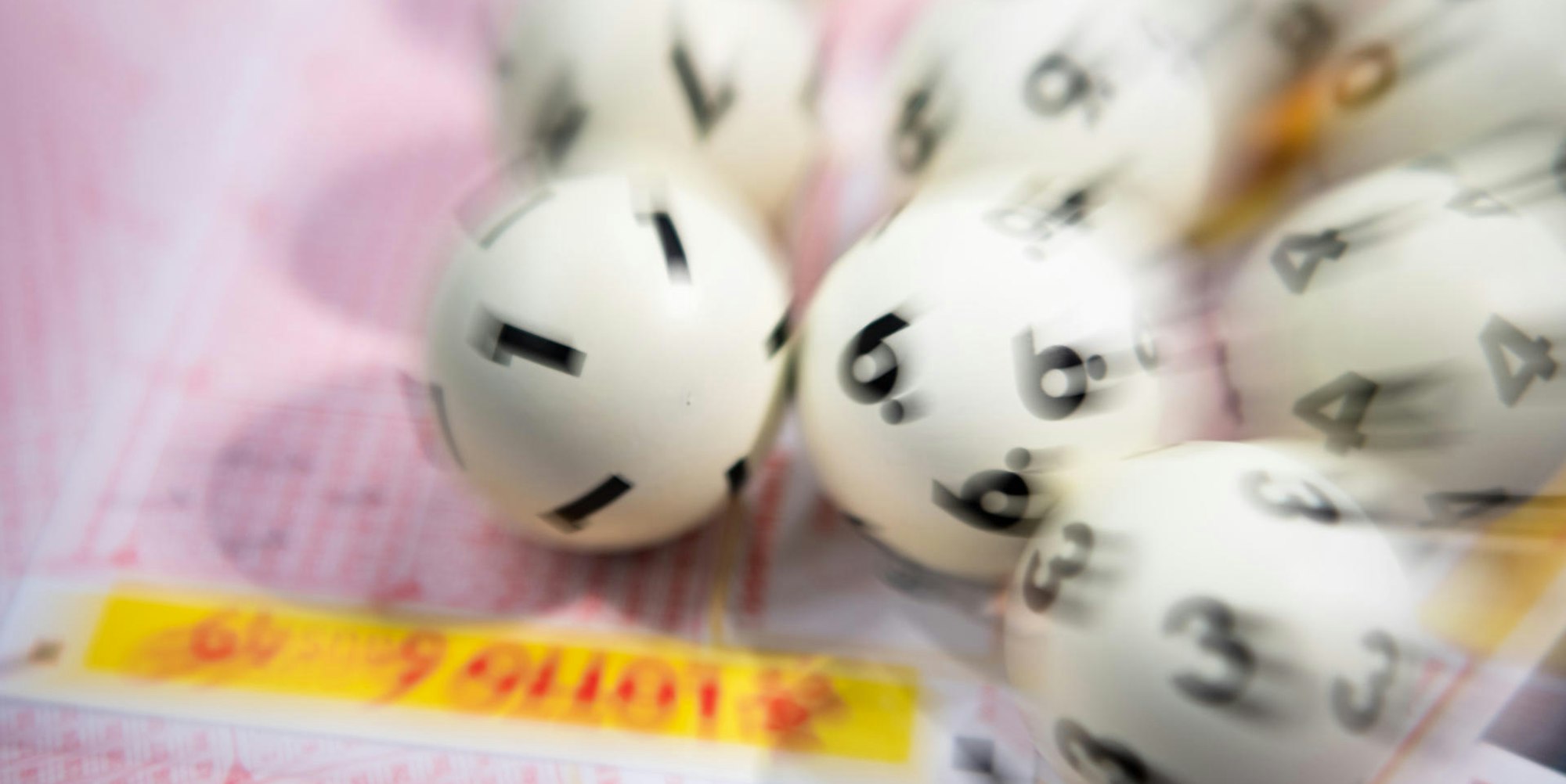 Lottokugeln auf Lotto-Tippschein