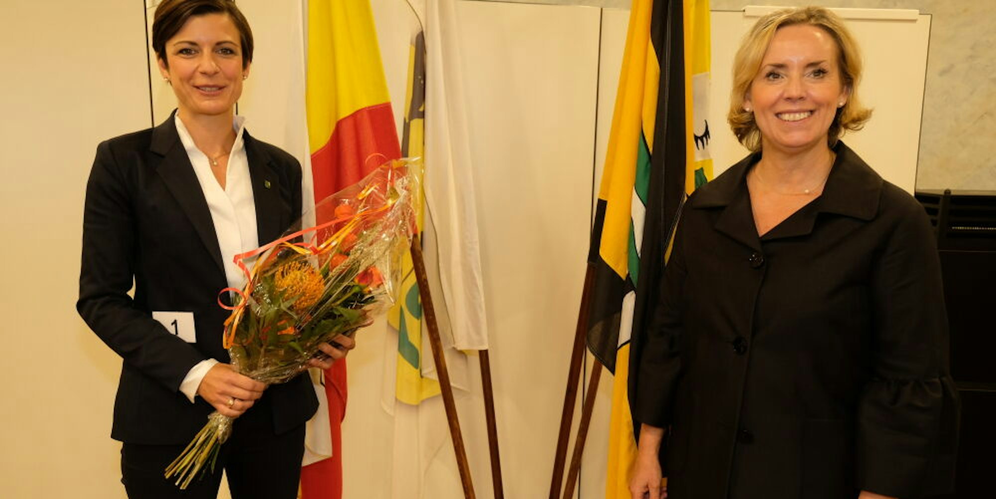 Blumen gab es für Wahlsiegerin Carolin Weitzel (l.), hier zusammen mit Monika Hallstein.