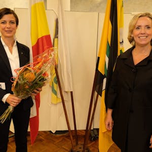 Blumen gab es für Wahlsiegerin Carolin Weitzel (l.), hier zusammen mit Monika Hallstein.