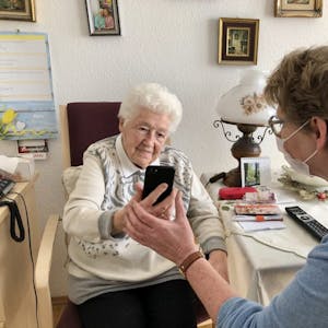Kreativ kommunizieren: Anna Maria Luther und Andere sehen ihre Angehörigen infolge des Betretungsverbots in Pflegeheimen derzeit digital.