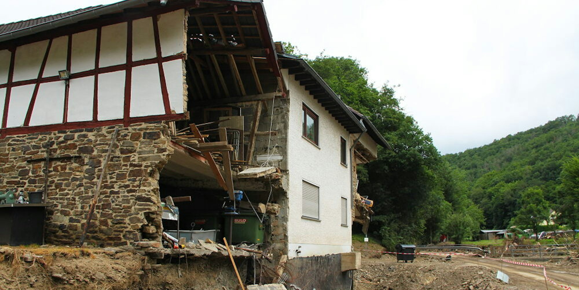 Viele Betroffene bleiben nach der Flut mit hohen Sachschäden zurück. Der Sahrbach riss etwa Teile dieses Wohnhauses in Binzenbach einfach weg.