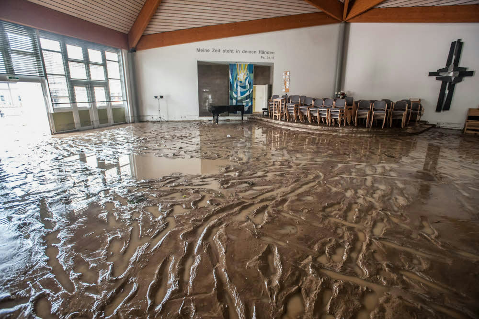 Eine Schlammflut hatte im Juni vorigen Jahres viele Gebäude des Pilgerheims schwer beschädigt, auch den Kirchenraum.