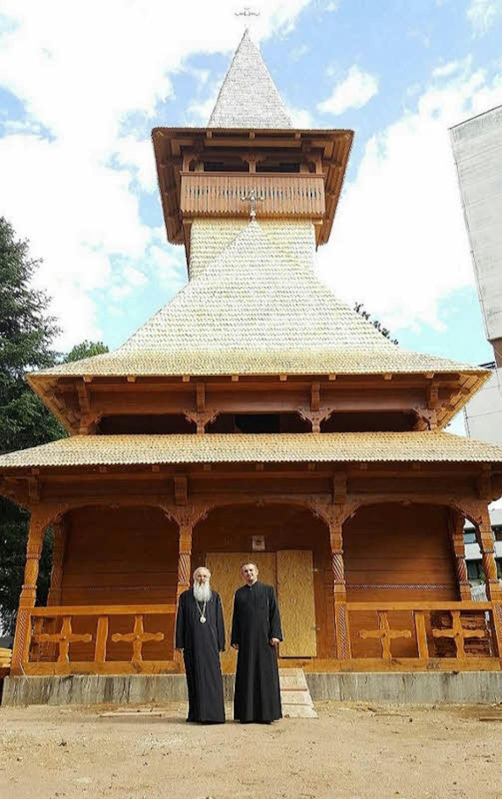 Hoher Besuch: Dr. Serafim Joanta (l.), der Rumänisch-Orthodoxe Erzbischof und Metropolit für Deutschland, Zentral- und Nordeuropa, ließ sich von Pfarrer Preda das neue Gotteshaus zeigen.